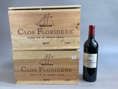 deux caisses en bois contenant chacune une bouteille de vin