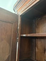 Armoire en bois naturel ouvrant à deux vantaux à riche décor… (photo 4)