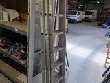 une échelle appuyée contre un mur dans un garage