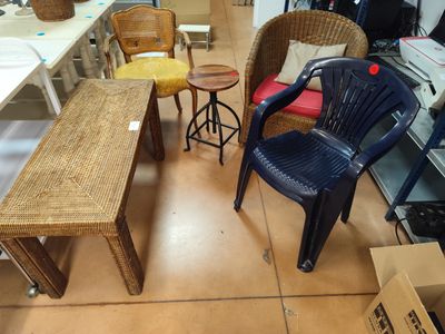 plusieurs chaises et une table dans une pièce où se trouvent des cartons par terre