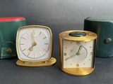 trois horloges différentes posées les unes à côté des autres sur une table