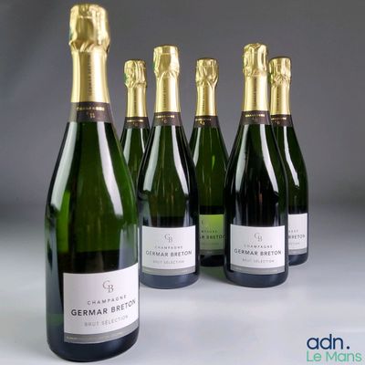 six bouteilles de champagne sont alignées sur une table