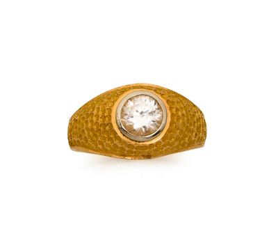 une image d'une bague en or avec un diamant au centre
