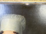 un tableau représentant une femme portant une toque de chef et tenant un beignet