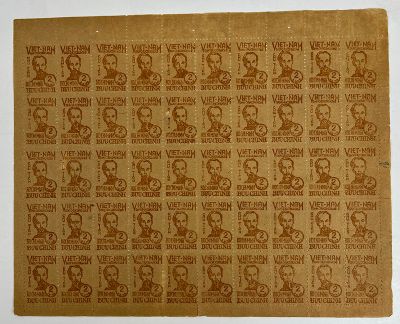 un gros plan d'un morceau de papier avec des timbres dessus