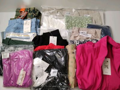 Lot de 18 vêtements de diverses tailles et marques dont: KAF… - Photo 1