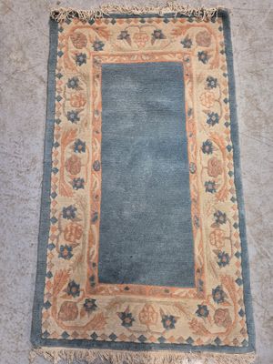 Tapis chinois en laine à décor de fleurs sur fond blanc et b…