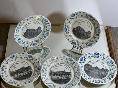 cinq assiettes ornées de fleurs bleues, posées sur une table