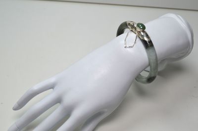 une main de mannequin blanche avec une bague au doigt