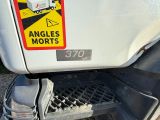une pancarte à l'arrière d'un camion sur laquelle on peut lire « angles morts »