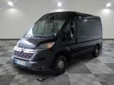 une camionnette noire garée dans une pièce
