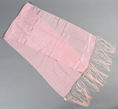 Christian DIOR. Écharpe en soie damassée satinée rose, nom e…