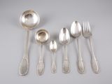 six cuillères en argent et deux cuillères en argent sur une table