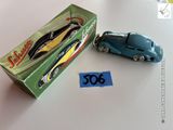 une petite voiture miniature à côté d'une autre petite voiture miniature sur une table