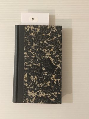un livre en noir et blanc sur lequel est posé un bloc-notes