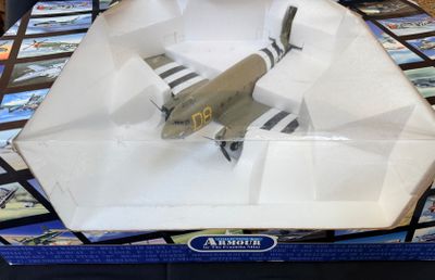 une maquette d'avion dans une boîte posée sur une table