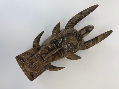 une image montrant un gros plan d'une sculpture en bois représentant une main