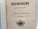un livre ouvert posé sur une table, à côté d'un panneau