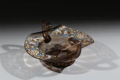 un cendrier en verre orné d'un oiseau