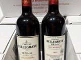 deux bouteilles de vin rouge posées dans une boîte sur une table