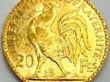 Gros plan sur une pièce d'or ornée d'un coq