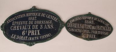 deux plaques fixées au mur d'un bâtiment dans un musée