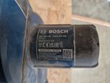l'arrière d'un outil électrique Bosch posé sur un morceau de bois