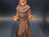 une image représentant la statue d'un homme vêtu d'une robe de moine