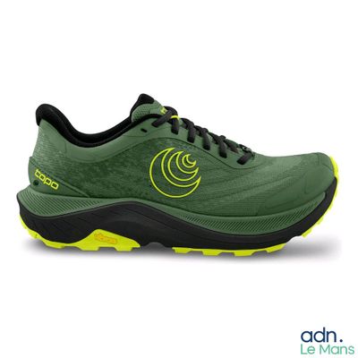 La chaussure de course verte et noire est représentée sur un fond blanc.