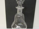 une carafe en verre posée sur une table