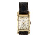 gros plan d'une montre sur fond blanc avec un bracelet marron