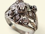 gros plan d'une bague avec des diamants sur fond blanc