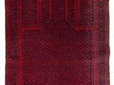 un tapis rouge et noir sur fond blanc