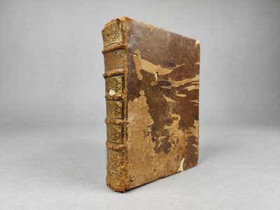 un vieux livre posé sur une surface blanche