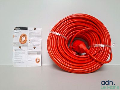 une photo représentant une rallonge rouge et un paquet de fils électriques