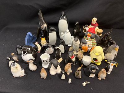 un grand nombre de figurines posées sur une table