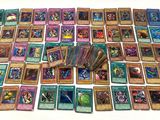 beaucoup de cartes sur la table avec beaucoup d'entre eux