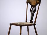 une vieille chaise en bois avec une assise en bois et un dossier en rotin