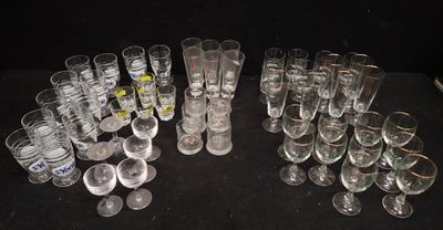un grand nombre de verres posés sur une table