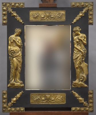 une image représentant un cadre photo doré et noir posé sur un socle en bois