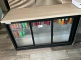 un réfrigérateur qui contient beaucoup de boissons