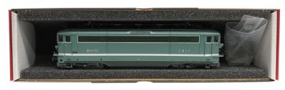 un train vert dans une boîte sur fond blanc