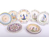 de nombreuses assiettes aux motifs variés, disposées sur un fond blanc