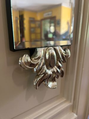 un miroir accroché au mur au-dessus d'un miroir