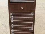 une grande armoire en bois comportant plusieurs tiroirs
