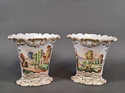 paire de vases anciens en porcelaine ornés de scènes peintes à la main