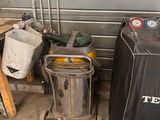 une poubelle, une poubelle et une poubelle dans un garage