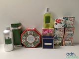 de nombreux savons et lotions de toutes sortes sur la table