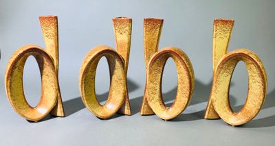 trois lettres en bois posées sur une table