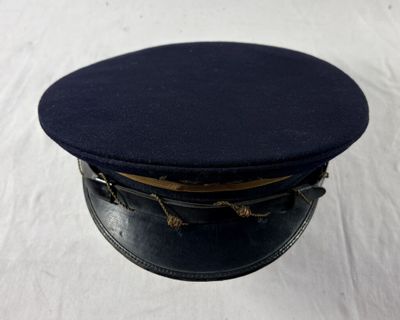 un chapeau posé sur une table
